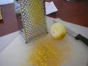 Spoel de citroen in warm water en rasp de schil eraf