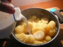 Giet de aardappels af en voeg een scheut melk toe