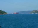 Schepen varen vanaf de Zwarte Zee de Bosporus op