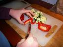 Snijd de paprika open, haal de zaadlijsten eruit en snijd de paprika in blokjes