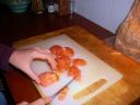 Ontvel de tomaten en snijd deze in blokjes