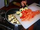 Doe alle groente in de pan en giet er de olijfolie over