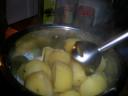 Doe een scheut melk bij de aardappelen en pureer ze. Roer er nootmuskaat, peper en een scheut olijfolie doorheen.