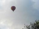 Een luchtballon boven de tuin! - A balloon above the garden!