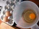 Doe de eieren in een kom en klop ze los.