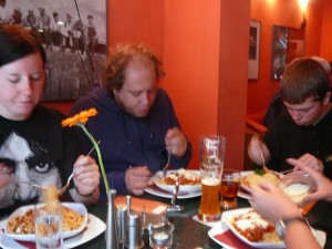 637 Ethell Billy and Luuk enjoying spaghetti