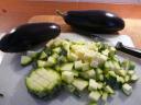Snijd de courgette en aubergine in blokjes. Let op, want aubergine wordt snel bruin. Als laatste snijden, dus.
