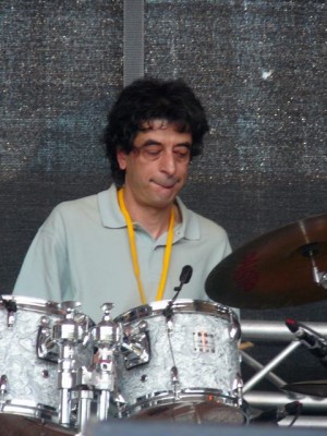 423 Low Budget Research Kitchen - drummer that looks like MrBean
