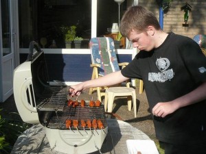 Luuk verzorgt de eerste barbecue van dit jaar - first barbecue of the year - May 21, 2009