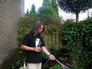 even sproeien - bazbo watering the garden - May 30, 2009
