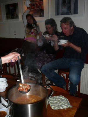 Lisa, Judy & Reinier aan de soep