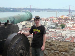 060 Luuk bij het kanon met uitzicht op de Baixa