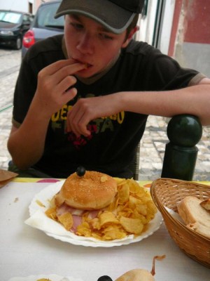 076 Luuk en een Portugese hamburger