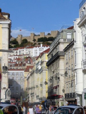 129 Rua da Betesga met zicht op het Castelo de São Jorge