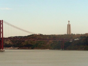 238 uitzicht vanaf het Monument der Ontdekkingen - over de Tejo met de Ponte 25 de Abril en Cristo Rei