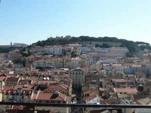 297 uitzicht vanaf de Elevador de Santa Justa op de Baixa en het Castelo de São Jorge
