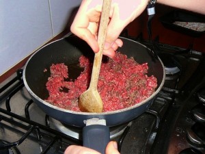 Doe een scheutje olijfolie in een pan, laat het goed heet worden en bak het gehakt erin rul.