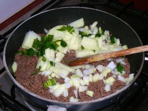 Doe de uisnippers en de peper erbij en laat het lekker meebakken.