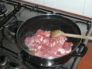 1. Verhit boter in de pan en schroei de blokjes kalfsvlees dicht.