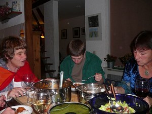Marja, Luuk & hidihi enjoying dinner