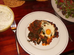 Turkse gehaktschotel met wilde spinazie en ei, tzatziki en salade - 11 april 2010