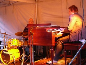 unknown Hammond organ player - barefooted