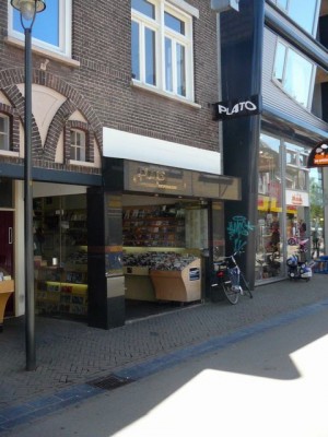 Het belangrijkste gebouw van Apeldoorn, het 'Plato'-filiaal aan de Brinklaan - My local record shop at the Brinklaan