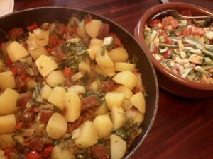 136 150501 chorizo paprika ui paksoy sla en gekookte aardappel - met salade van komkommer bosui tomaat en avocado
