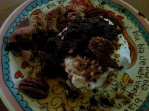 160213 222 eten bij Marja&Robert - ijs met chocoladesaus en noten