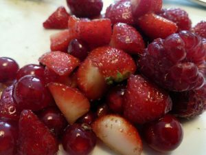 160814 195 fruitsalade van aardbei framboos rode bes