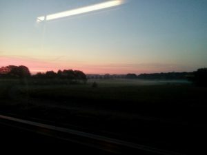 160922 444 weilanden bij Apeldoorn in mist en morgenrood - vanuit de bus