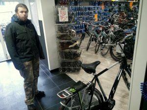 161105-203-fiets-van-de-zoon-gejat-dus-nieuwe-kopen