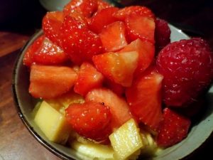 pistache-ijs met mango, aardbei en framboos