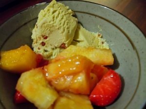 pistache-ijs met ananas en aardbei