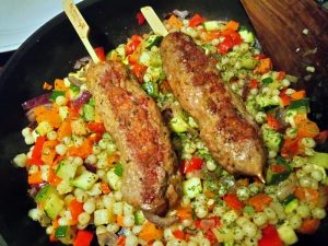 lamskebab met gebakken groente en parelcouscous