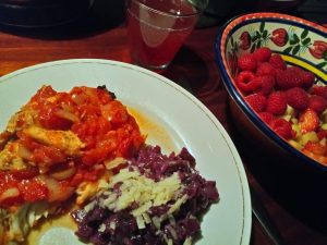 Victoriabaars met tomaten uit de oven, met risotto van gele en rode wortel