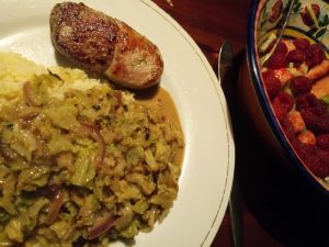 Curry van uien peper en groene kool met lamsfilet